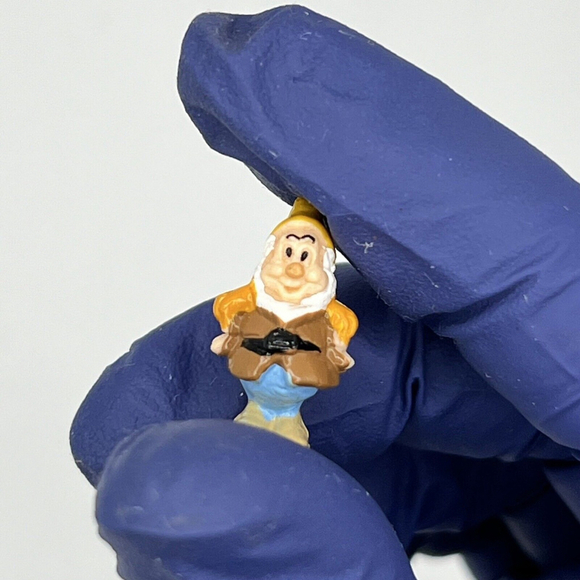 Vintage 1995 Bluebird Polly Pocket Disney Snow White Dwarfs Cottage W/ 2 Figures - Picture 11 of 12